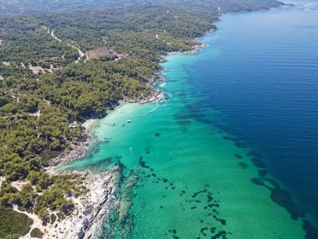 Tyrkysové more a pobrežie polostrova Chalkidiki v Grécku